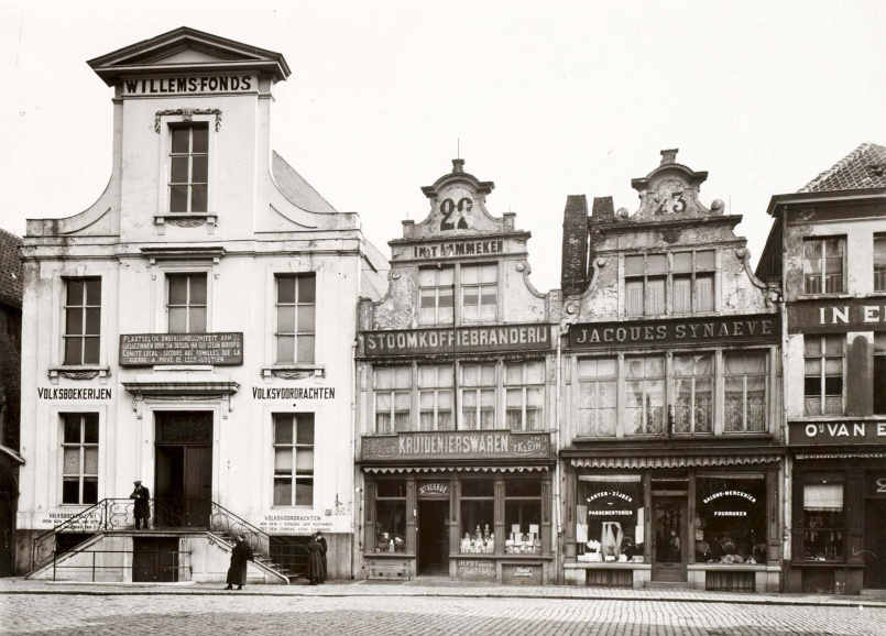 Het Lakenmetershuis aan de Vrijdagsmarkt in Gent, algemene zetel en bibliotheek (volksboekerij) van het Willemsfonds. (Stadsarchief Gent)