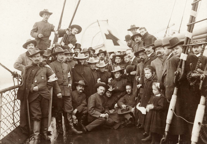 Tijdens de Tweede Anglo-Boerenoorlog (1899-1902) zou het ANV de 'Boerenliefde' sterk aanwakkeren. Er kwam humanitaire hulp aan de strijdende Zuid-Afrikaanse republiek op gang. Het Antwerpse Hulp-Komiteit stuurde een ambulance naar het oorlogsfront. Hier zien we de vrijwilligers bij hun vertrek. Tot de flaminganten die de werving in handen namen, behoorden Pol de Mont en Adolf Pauwels, Antwerpen, ca. 1890. (Collectie Stad Antwerpen, Letterenhuis, tglhph26612)