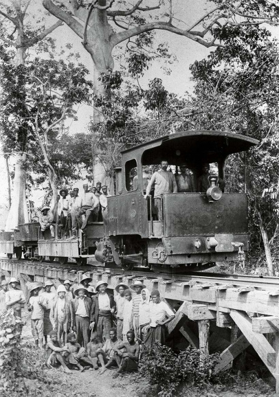 Ook bij infrastructuurwerken zoals de aanleg van de spoorlijn tussen Matadi en Kinshasa werd gebruik gemaakt van dwangarbeid. De levensomstandigheden bij de aanleg van de spoorlijn waren erbarmelijk. Officieel kwamen 1800 Congolezen en 132 witten om het leven. (KADOC)