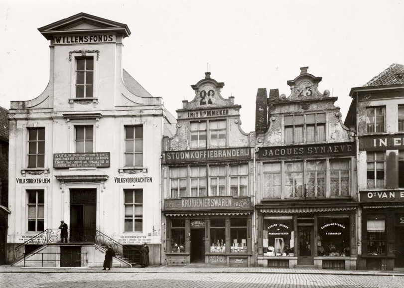 Het Lakenmetershuis aan de Vrijdagsmarkt in Gent, algemene zetel en bibliotheek (volksboekerij) van het Willemsfonds. (Stadsarchief Gent)