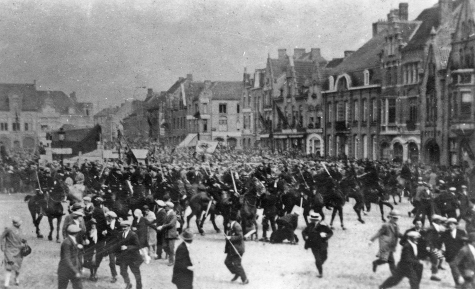 Charge van de Rijkswacht op de Grote Markt van Diksmuide tijdens de elfde IJzerbedevaart, 24 augustus 1930 (ADVN, VFAY240/1)