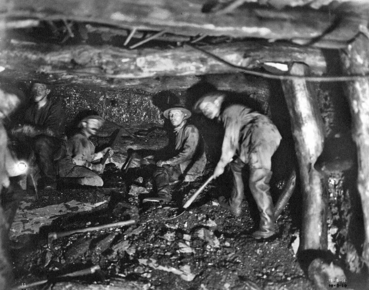 Mijnwerkers delven steenkool in de mijn van Winterslag, 1916. (Rijksarchief Hasselt)