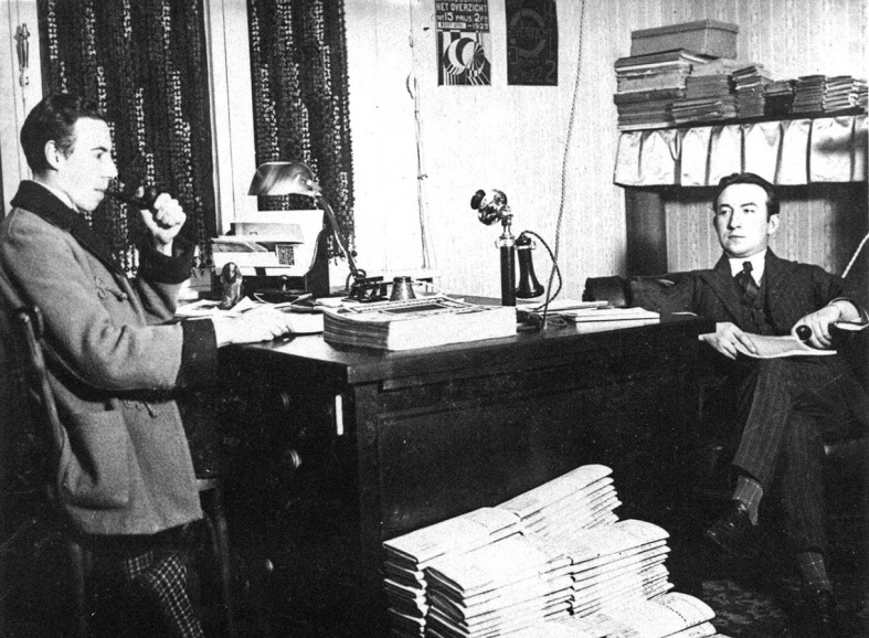<p>Michel Seuphor en Jozef Peeters op de redactie van <em>Het Overzicht</em> in Antwerpen, 1923. (Collectie Stad Antwerpen, Letterenhuis, tglhph54293)</p>