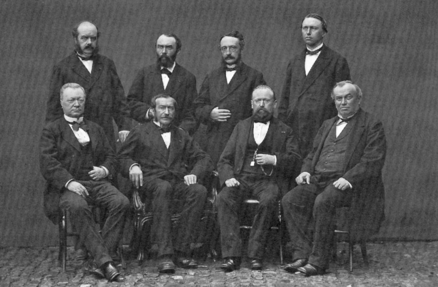 Groepsfoto van de Bestendige Deputatie omstreeks 1875. We zien gouverneur T’Serclaes de Wommersom zittend tweede van links. Daarnaast zien we griffier Oré De Grave en de verkozen leden: Edmond Van Brabandt, Florent De Bleeckere, François Bellemans, Charles Van Vreckem en Theophile Libbrecht. (Fototheek Provincie Oost-Vlaanderen)
