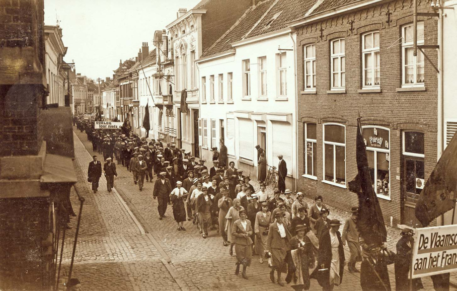 Manifestatie georganiseerd door het Verbond der Vlaamse Oud-Strijders (VOS) in Maldegem, voor vrede en tegen het Frans-Belgische militair akkoord, 17 mei 1936. (ADVN, VFA1104)