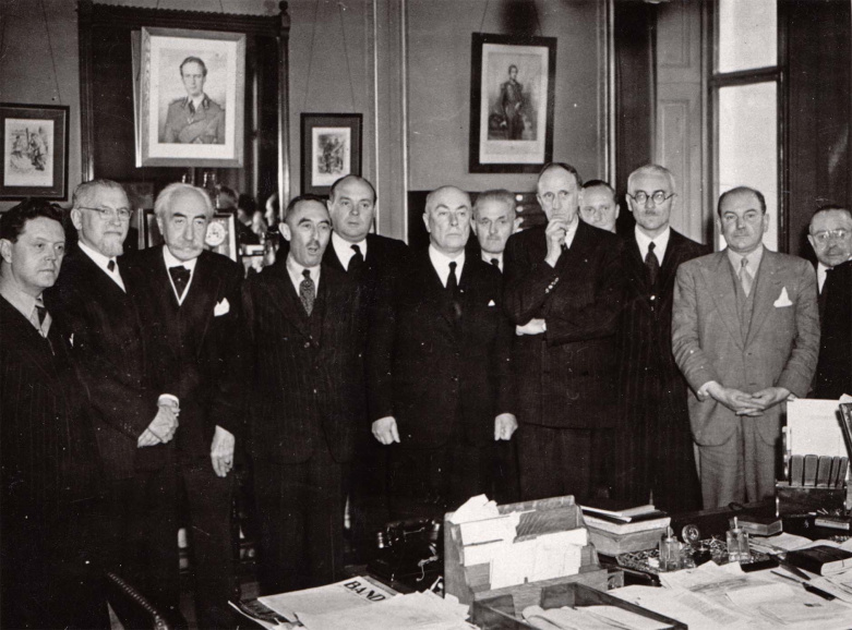 De Belgische regering van Londen, met in het midden Hubert Pierlot, premier en minister van justitie, 1940-1944. (CegeSoma/Rijksarchief)