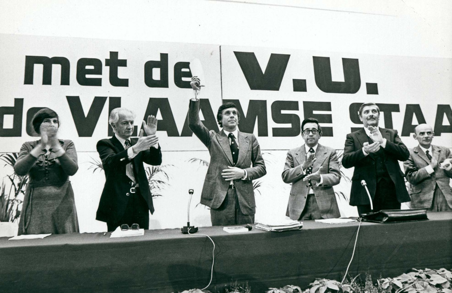 Partijvoorzitter Hugo Schiltz neemt applaus in ontvangst tijdens een VU-kaderdag in Gent. Foto Studio Dann. (ADVN, VFB1463)