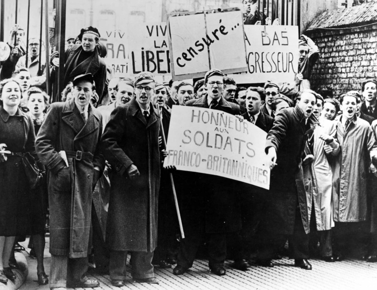 Solidariteitsbetoging van studenten van de ULB ten voordele van de geallieerde legers na de Duitse invasie van Denemarken en Noorwegen, 15 april 1940. (CegeSoma)