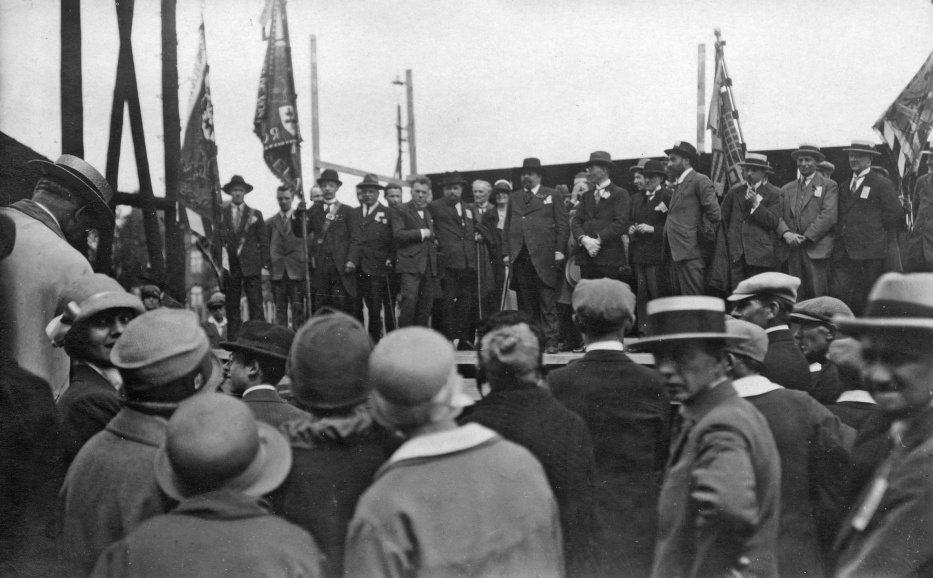 Een "Bormsbetoging" in Roeselare, met onder anderen Joris van Severen, Ward Hermans en Staf de Clercq, ca. 1928. (ADVN, VFA1444)