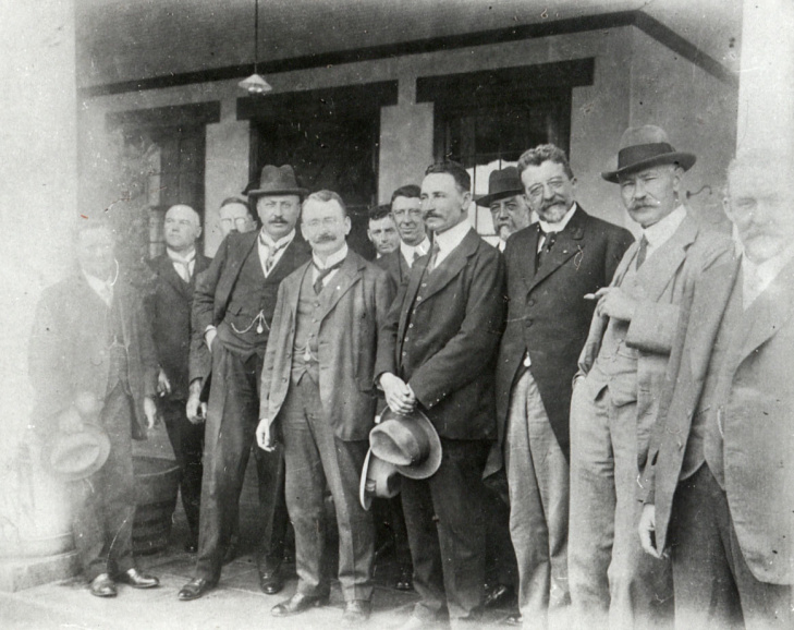 Na de Duitse inval in België in 1914 kwam het erop aan de Zuid-Afrikaanse Boeren voor deelname aan de oorlog aan de zijde van het Britse Imperium te winnen. Kamerlid Alfons van de Perre (vijfde van rechts) werd met dat doel naar Zuid-Afrika gestuurd. (Collectie Stad Antwerpen, tglhph27148)