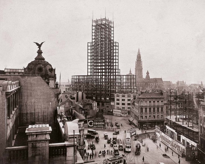 De Algemene Bankvereniging start in 1928 met de bouw van de zogenaamde Boerentoren in Antwerpen, de eerste ‘wolkenkrabber’ in België. Het gebouw stond symbool voor de economische expansie in Vlaanderen. (Vlaams Architectuurinstituut,<br />
Antwerpen)