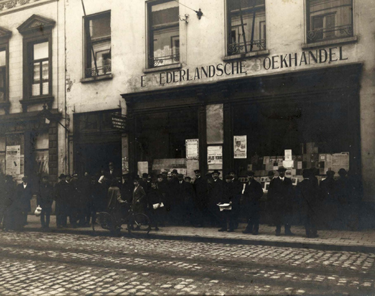 De Nederlandsche Boekhandel aan de Sint-Jacobs Markt in Antwerpen, 1917. (Collectie Stad Antwerpen, Letterenhuis, tglhph39179)