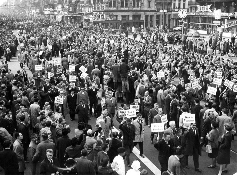 <p>Tweede Mars op Brussel, 14 oktober 1962. De betogers droegen bordjes met daarop: ‘Werk in Vlaanderen’, ‘Geen faciliteiten’, ‘Handen af van de randgemeenten’ en ‘Brussel tweetalig’. (KADOC, kfb002364)</p>