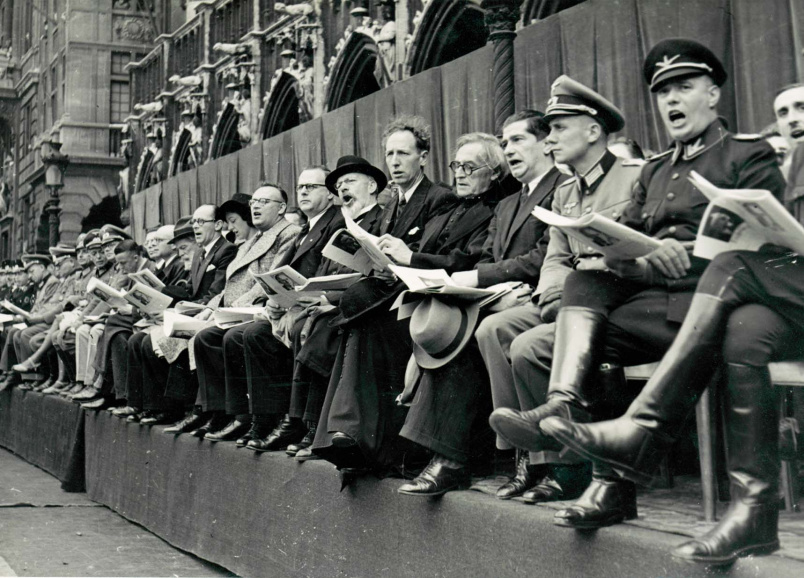 Burgemeester Hendrik Elias op het Vlaams Nationaal Zangfeest in Brussel, 31 augustus 1941. Met aan zijn rechterzijde Victor Leemans en aan de andere zijde August Borms, Rob van Roosbroeck, Cyriel Verschaeve en Jef van de Wiele. (ADVN, VFAL122)