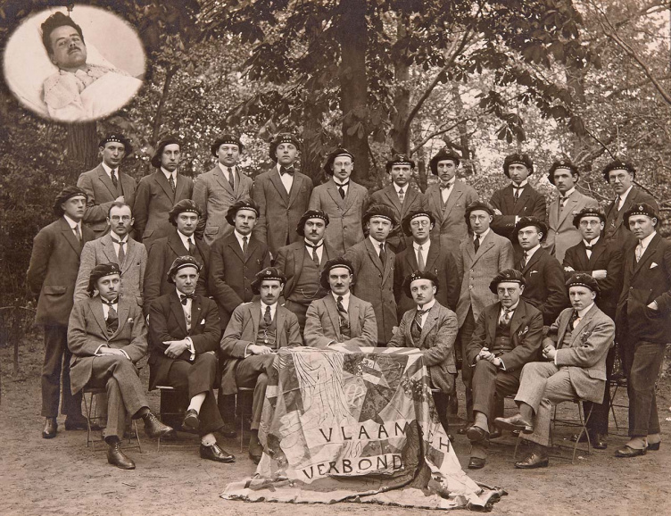Het bestuur van het KVHV-Leuven tijdens het academiejaar 1923-1924, met vooraan in het midden Verbondspreses Gerard Iserbyt. Het neerschieten van Berten Vallaeys, hier te zien op zijn ziekbed (medaillon), was het begin van een escalatie die leidde tot de Vlaamse studenterevolte van 1924-1925 en het wegsturen van een aantal KVHV-kopstukken. (Universiteitsarchief KU Leuven, AMVS)