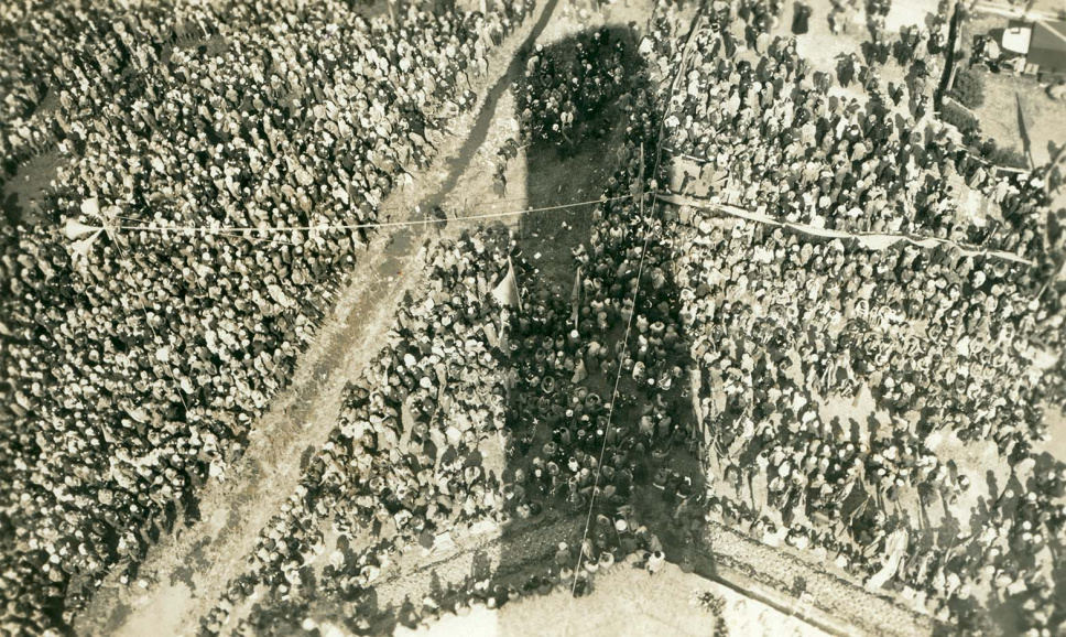 Mensenmassa aan de voet van de IJzertoren tijdens de twaalfde IJzerbedevaart, 23 augustus 1931. (ADVN, VFFY33/19)