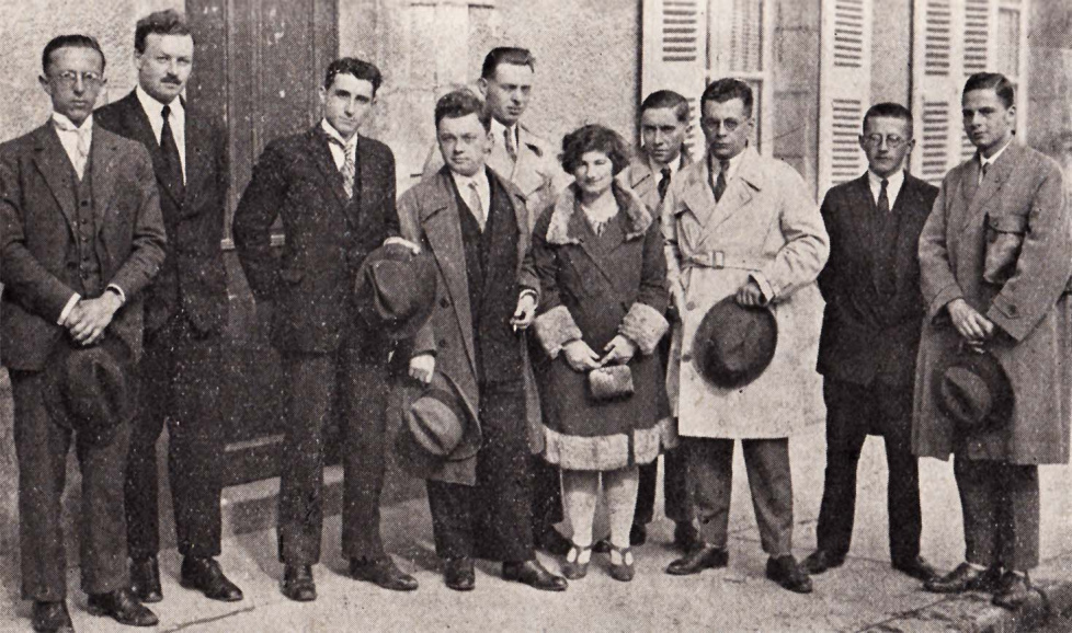Delegatie van het Algemeen Vlaamsch Hoogstudentenverbond (AVHV) op het eerste congres van de Bretoense nationalisten, Rosporden, september 1927. Onder de aanwezigen onder meer Olier Mardrel (uiterst rechts), Francis Debauvais (derde van rechts) en Morvan Marchal (vierde van rechts) van het Bretoense nationalistische tijdsschrift Breiz Atao, journalist Paul Schall van Elzas-Lotharingen (derde van links) en rechtenstudent Frans Wildiers van het AVHV (uiterst links). (ADVN, VB4885)