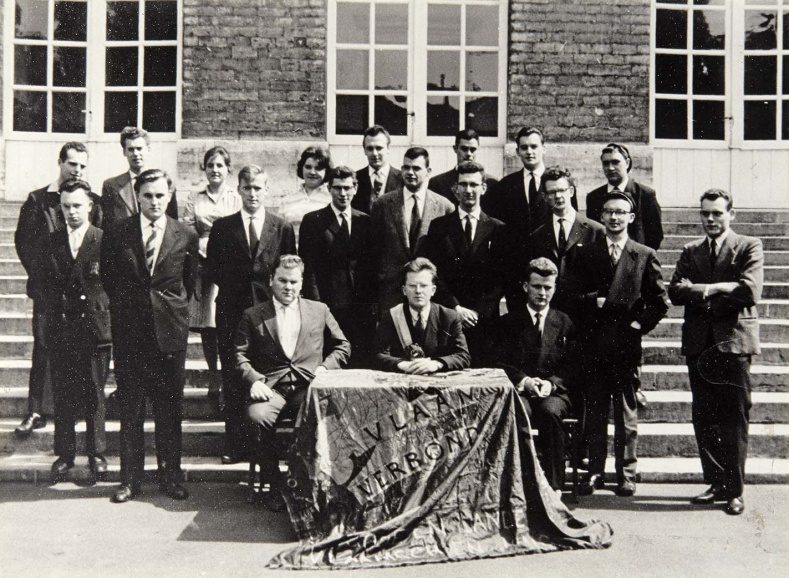 De Verbondsraad van het KVHV-Leuven in 1959-1960: aan de tafel Verbondspreses Wilfried Martens (midden) en rechts van hem Mik Babylon. De KVHV-generatie van Martens speelde een voortrekkersrol in de naoorlogse doorbraak van de Vlaamse beweging omstreeks 1960. (Universiteitsarchief KU Leuven, AMVS)