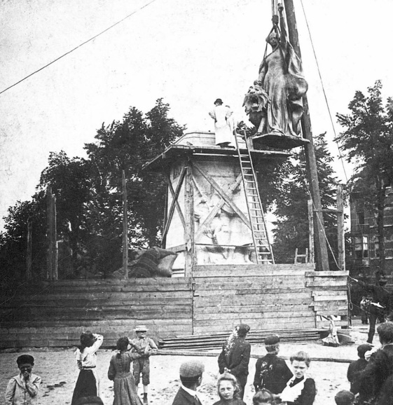 Plaatsing van het Groeningemonument van beeldhouwer Godfried Devreese, in het Groeningepark in Kortrijk, 1906. (Stadsarchief Kortrijk)