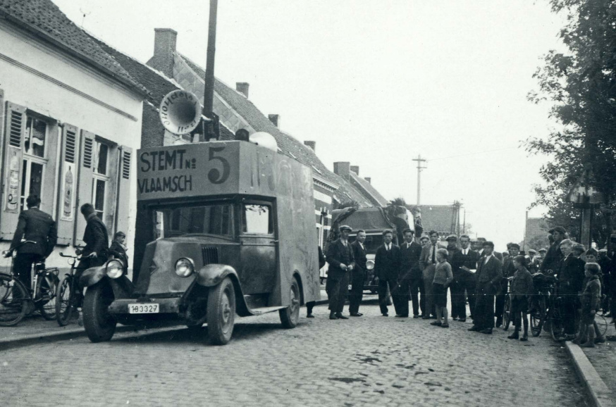 Campagne van het Vlaamsch Nationaal Blok (VNB) voor de parlementsverkiezingen van 1936, ergens in het Waasland. Ook in Oost-Vlaanderen behaalden de Vlaams-nationalisten via de VNB-lijsten electorale overwinningen, ondanks inhoudelijke en ideologische tegenstellingen. (ADVN, VFA366)