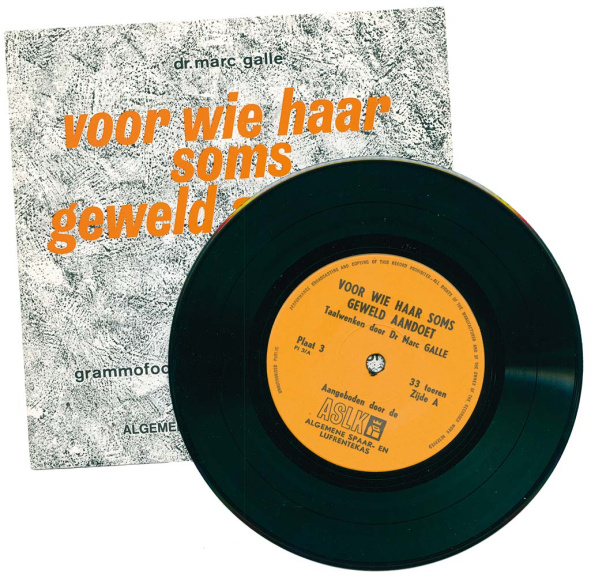 Onder de noemer 'Voor wie haar soms geweld aandoet' las Marc Galle tussen 1965 en 1976 elke ochtend taalwenken voor op de radiozender BRT1. Voor de Algemene- Spaar en Lijfrentekas (ASLK) maakte Galle drie series platen met verhaaltjes en dialogen waarin hij lexicale, grammaticale en uitspraakmoeilijkheden de revue liet passeren. De bank bood de platen onder meer aan scholen aan. (ADVN)