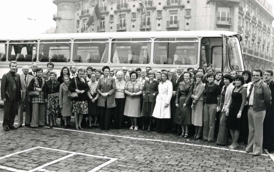 Leden van het Willemsfonds in Gent vertrekken op uitstap, september 1976. (Liberas)