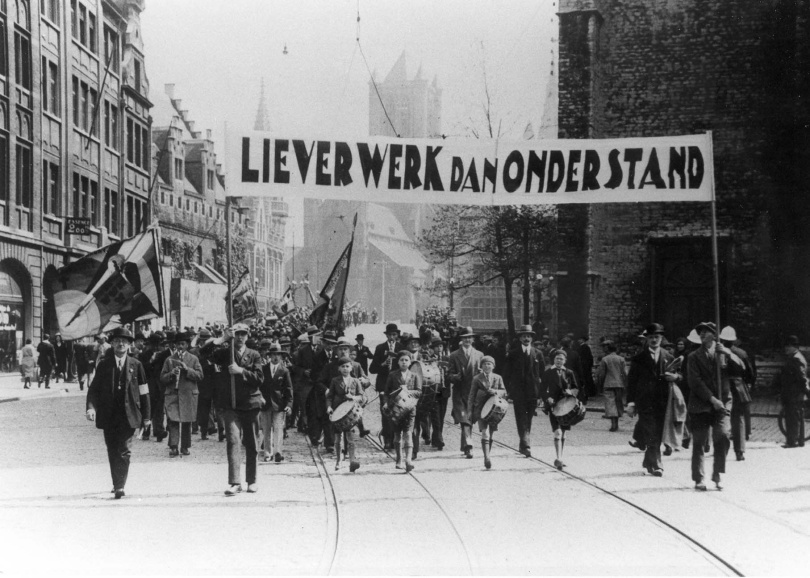 De crisis van de jaren dertig trof de Belgische economie hard. Manifestatie van het Algemeen Christelijk Werknemersverbond in Gent voor werk, 10 mei 1934. (KADOC, kfa001417)
