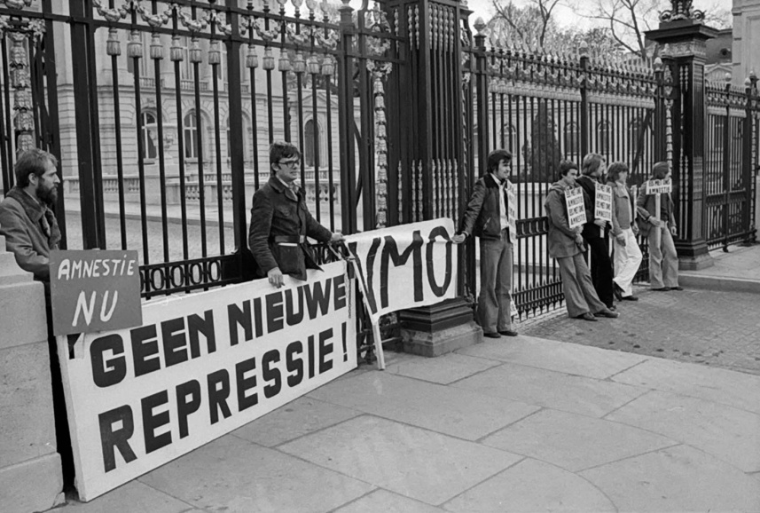 VMO-militanten ketenden zich vast aan het toegangshek van het koninklijk paleis in Brussel om zo hun eis voor amnestie kracht bij te zetten, 1976. Foto Studio Dann. (ADVN, VNE251)