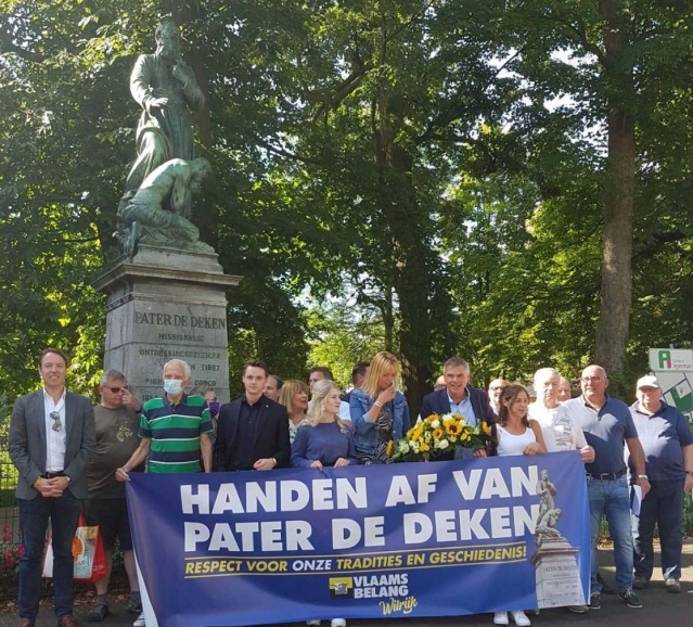 Actie van het Vlaams Belang voor het standbeeld van pater Constant de Deken, 23 juni 2022. Foto Vlaams Belang.