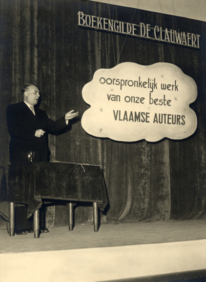 Filip de Pillecyn tijdens een presentatie van uitgeverij De Clauwaert, 1952. (Collectie Stad Antwerpen, Letterenhuis, tglhph27527m1)
