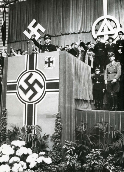 VNV-leider Hendrik Elias tijdens een afscheidsplechtigheid voor Oostfrontstrijders op 18 april 1943. Foto Kurt Klingner. (Amsab-ISG, fo009873)