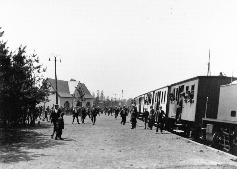 Pendelende mijnwerkers in het station van Winterslag, 1922. (Rijksarchief Hasselt)