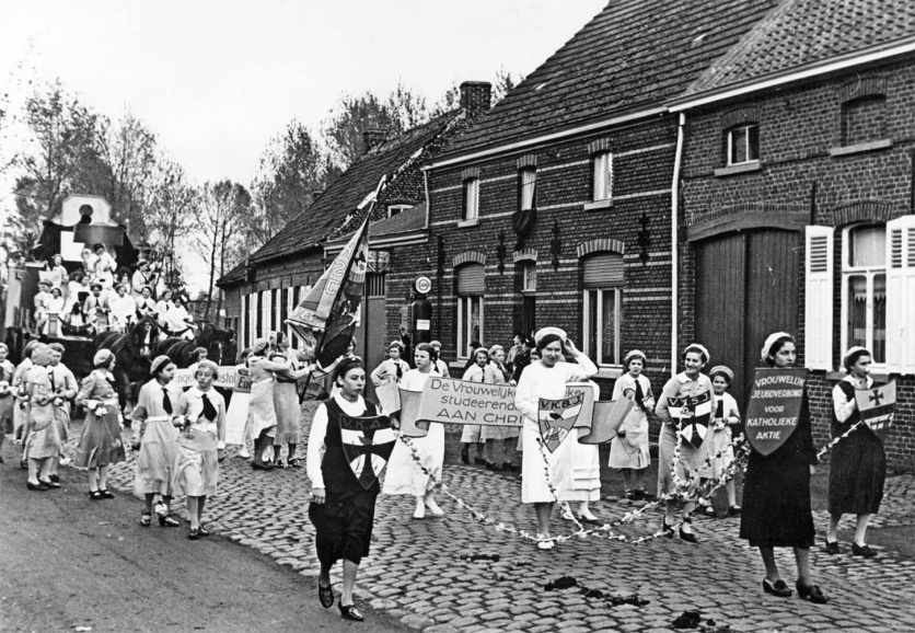 Optocht van verschillende katholieke vrouwenorganisaties, waaronder de Vrouwelijke Katholieke Studerende Jeugd (VKSJ), Burst, 1937. (KADOC, kfa001631)