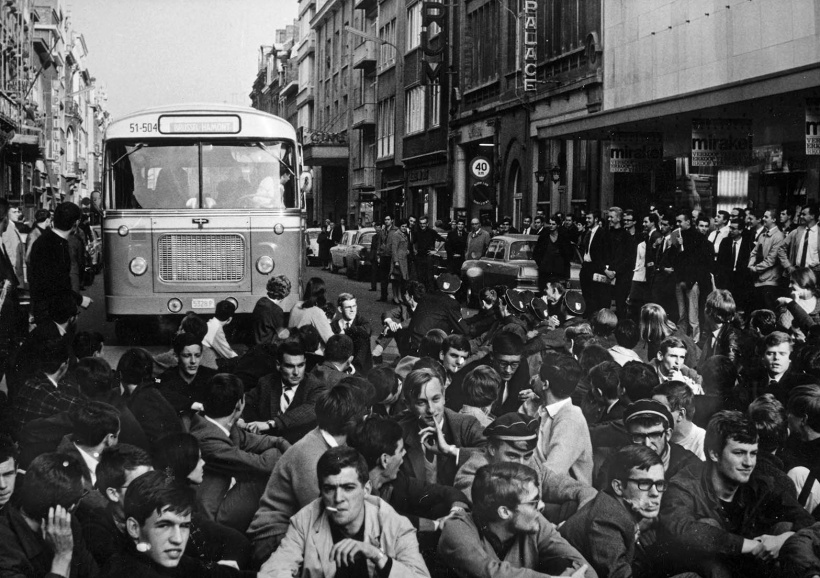 In het kader van ‘Leuven Vlaams‘ houden studenten een sit-in op de Leuvense Bondgenotenlaan, 11 oktober 1966. (Universiteitsarchief KU Leuven, AMVS)