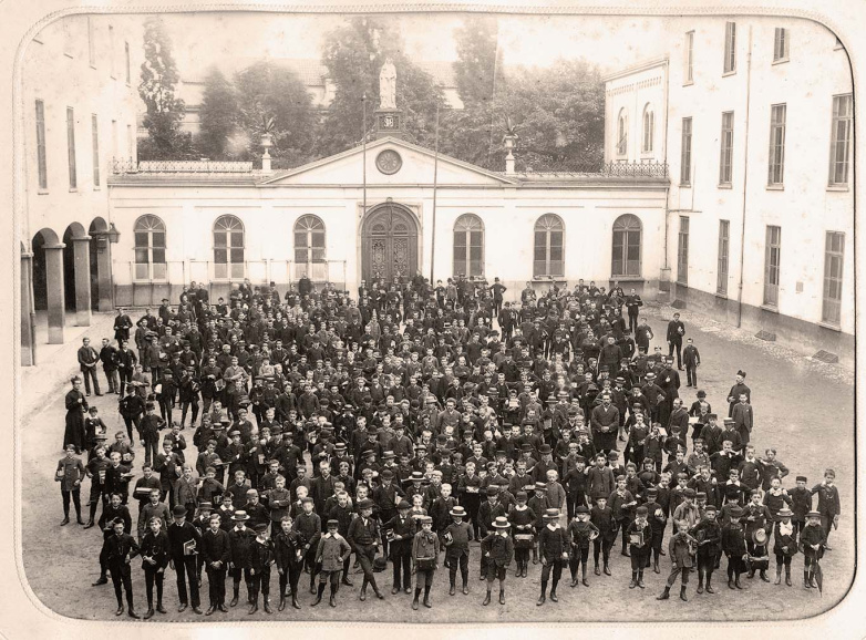 Leerlingen op de speelplaats van het Sint-Barbaracollege in Gent, ca. 1885. (Stadsarchief Gent)