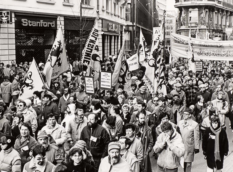 Vanaf 1979 zouden de rakettenbetogingen grote massa’s mensen op de been brengen. De VU steunde deze manifestaties, maar werd daarin niet gevolgd door de zogenaamde niet-partijpolitieke beweging. Die zag in de betogingen een aanslag op haar traditionele anticommunistische standpunt. Foto Studio Dann. (ADVN, VFB2158/2)