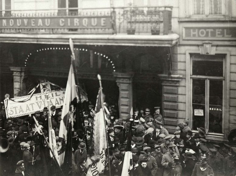 Activistische optocht in Gent naar aanleiding van de door de Raad van Vlaanderen uitgeroepen Vlaamse zelfstandigheid, 27 januari 1918. Met de Flamenpolitik creëerde de Duitse bezetter een anti-Belgische stroming binnen de Vlaamse beweging. (Universiteitsbibliotheek Gent)