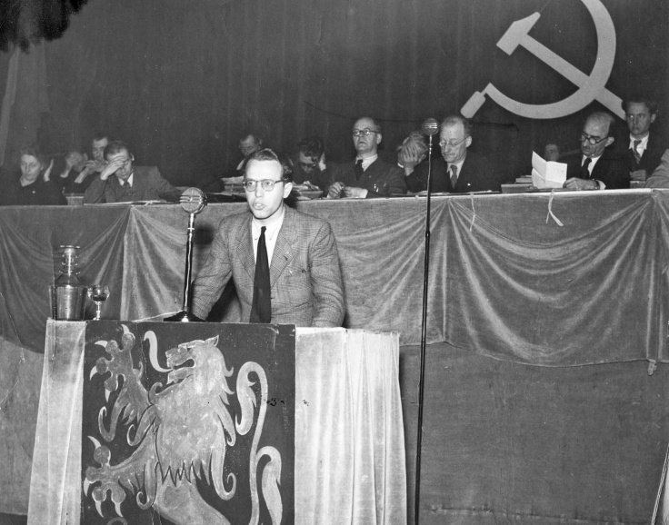 Het eerste naoorlogse congres van de KPB in Leuven, met André de Smet als spreker en achteraan Ferdinand Minnaert en Edgard Lalmand. (Amsab-ISG, fo022276)
