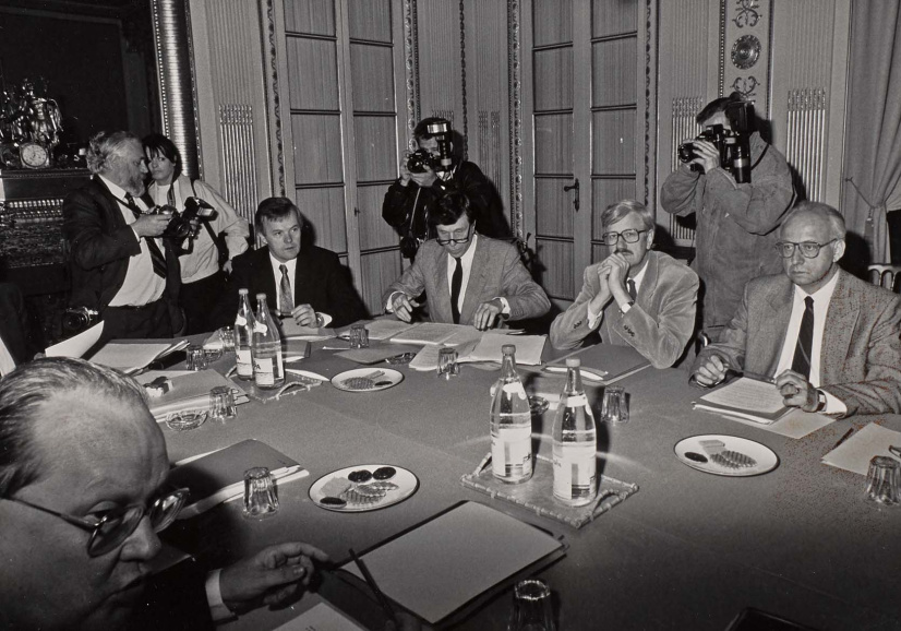 In mei 1988 voeren de partijen CVP, PS, SP, PSC en VU onder leiding van Jean-Luc Dehaene communautaire onderhandelingen in Kasteel Hertoginnedal ter voorbereiding van de derde staatshervorming. (ADVN, VFB2112/4)
