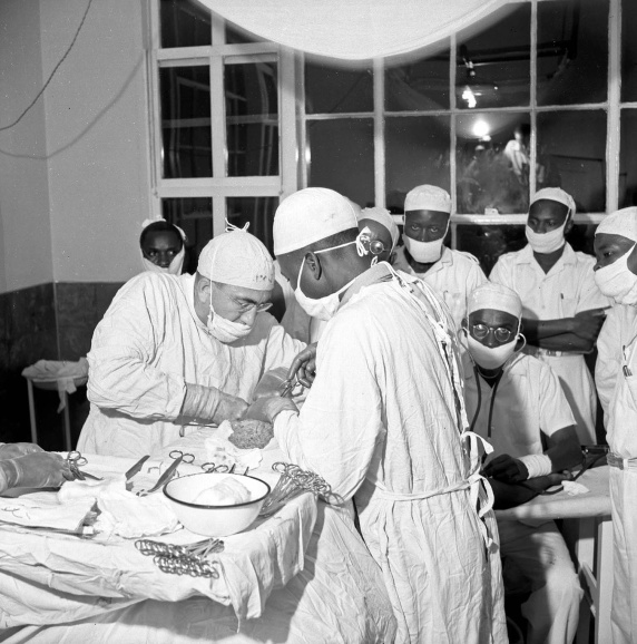 Een operatie in het ziekenhuis van Sona-Bata, Neder-Congo, 1951. Na de oorlog leidde de sterke economische groei van de kolonie en de ‘stabiliseringspolitiek’ van de overheid onder meer tot grotere investeringen in de medische sector. (CegeSoma/Rijksarchief)