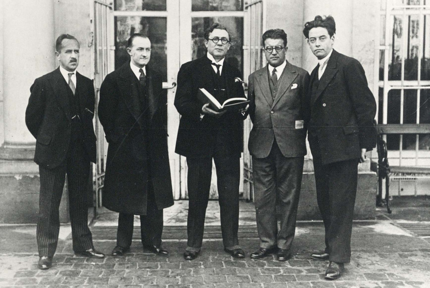 Vijf Vlaamse uitgevers, van links naar rechts: Eugène de Bock (De Sikkel), Korneel Goossens (Het Kompas), Leo Kryn (Onze Tijd), Piet Landsvreugt (De Wilde Roos) en Maurits de Meyer (Standaard Boekhandel). (Collectie Stad Antwerpen, Letterenhuis, tglhph50336)