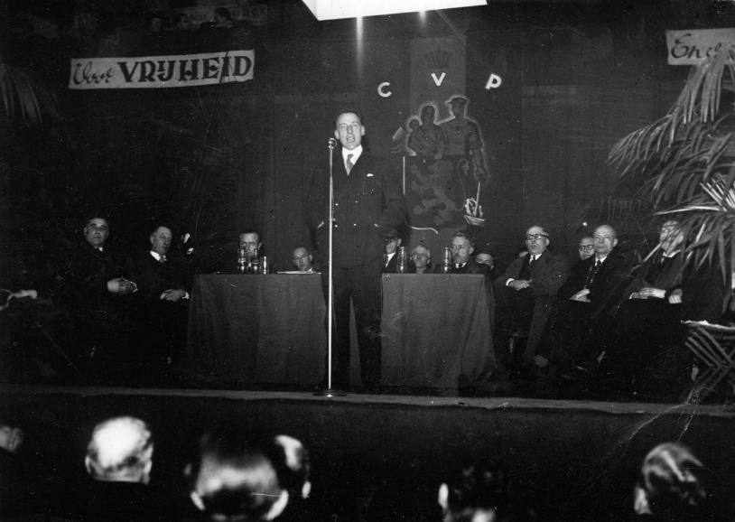 August Edmond de Schryver aan het woord tijdens een CVP-verkiezingsmeeting, Oostende, 8 februari 1946. (KADOC, kfa002384)
