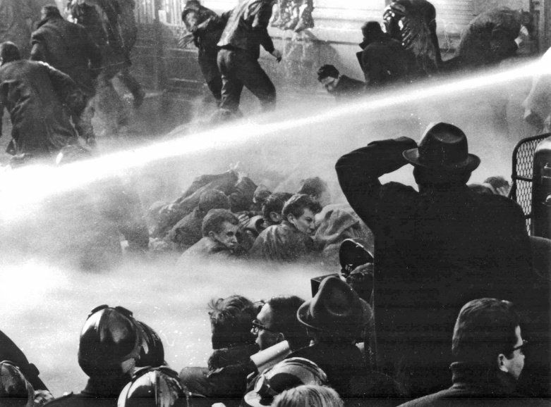 Studentenprotest in Leuven. De rijkswacht treedt hard op tegen de acties van de revolterende studenten, 1963. (Universiteitsarchief KU Leuven, AMVS)