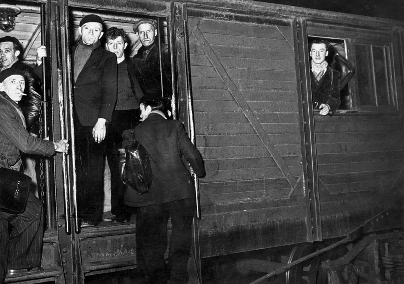 Vlaamse pendelaars op de trein in Bernissart, jaren 1950. (KADOC, kfa005900)