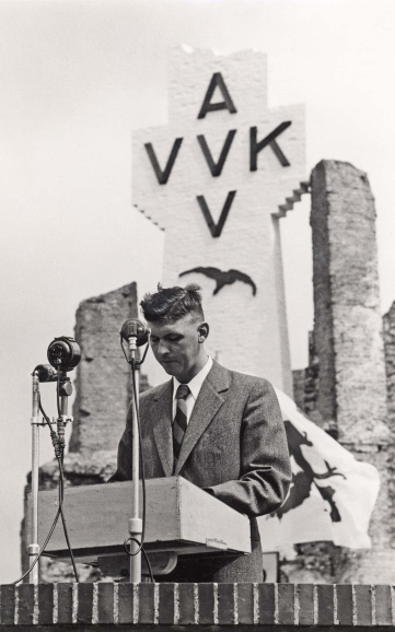 Op de IJzerbedevaart wordt de verbondenheid met Zuid-Afrika beklemtoond. Hamersma brengt een groet uit Zuid-Afrika op de 30ste IJzerbedevaart, 1957. Foto Nestor Gerard. (ADVN, VFFY6/031)