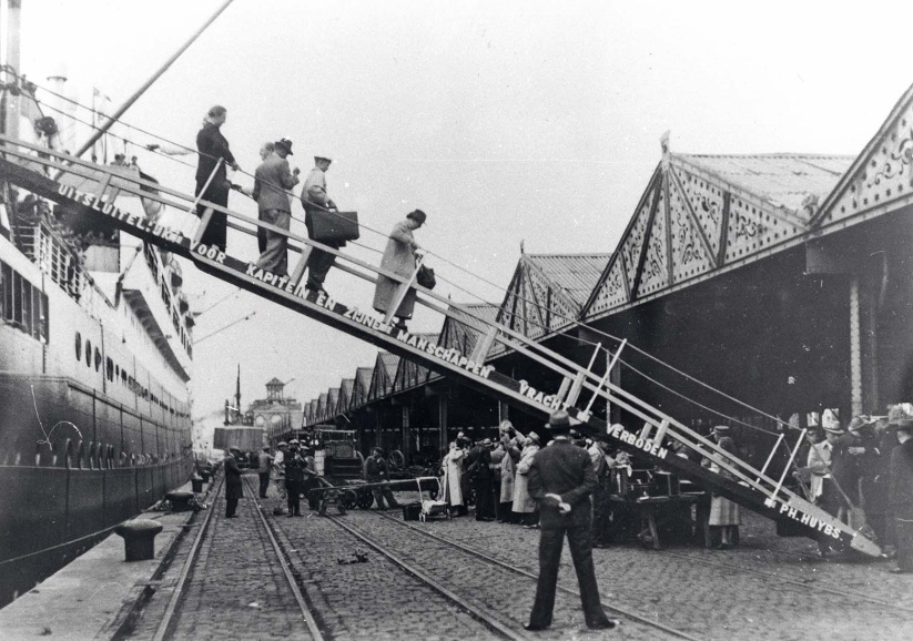 Joodse vluchtelingen die door België werden opgenomen verlaten de Saint-Louis in de haven van Antwerpen, 17 juni 1939. (Kazerne Dossin)