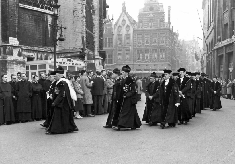 Stoet der togati, een jaarlijkse traditie bij de opening van het nieuwe academiejaar in Leuven, 1958. (Universiteitsarchief KU Leuven, AMVS)