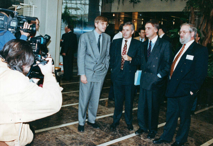 Aandacht van de pers voor Guy Verhofstadt, Jaak Gabriëls, Patrick Dewael en André Geens op het stichtingscongres van de Vlaamse Liberalen en Democraten (VLD), 15 november 1992. (Liberas)