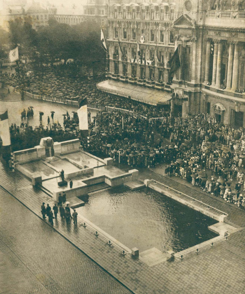 Inhuldiging van het Benoitmonument op de Frankrijklei in Antwerpen, naar ontwerp van Henry van de Velde, 12 augustus 1934. (ADVN, VY9000370)