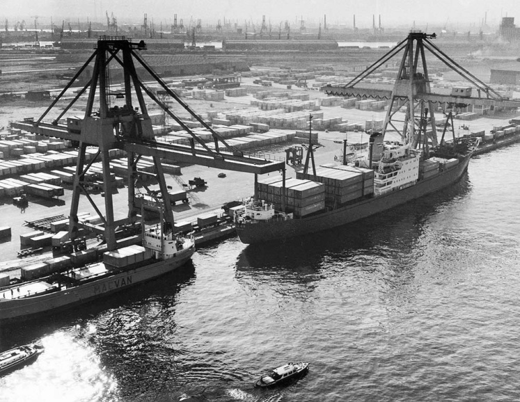 Zicht op het Churchilldok in de haven van Antwerpen, ca. 1970. (FelixArchief)